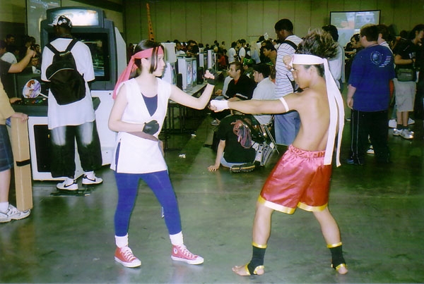 gal/Pics - Otakon 2004/Yuri-Joe-FIGHT.jpg